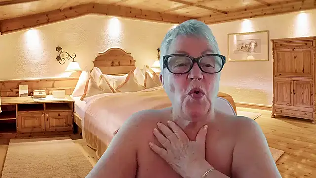 GrannyChrissy68 online show from 12/16/25, 08:36
