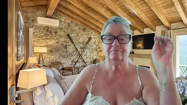 GrannyChrissy68 online show from 12/21/25, 02:46
