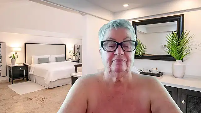 GrannyChrissy68 online show from 12/22/25, 02:47