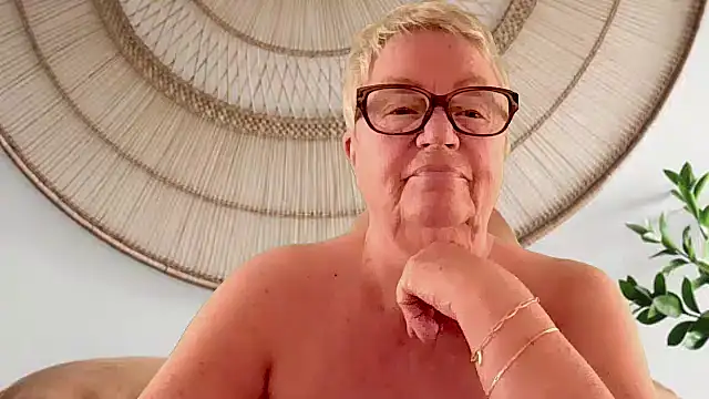 GrannyChrissy68 online show from 04/15/26, 09:37