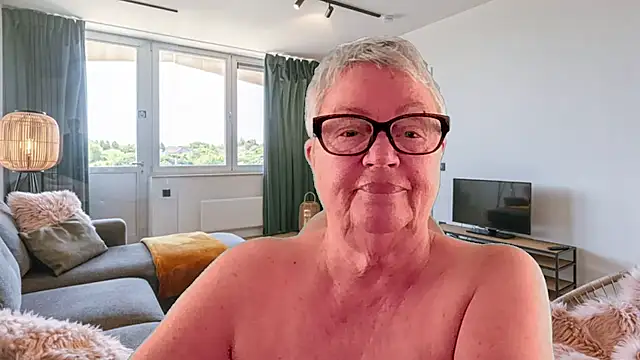 GrannyChrissy68 online show from 04/18/26, 12:42