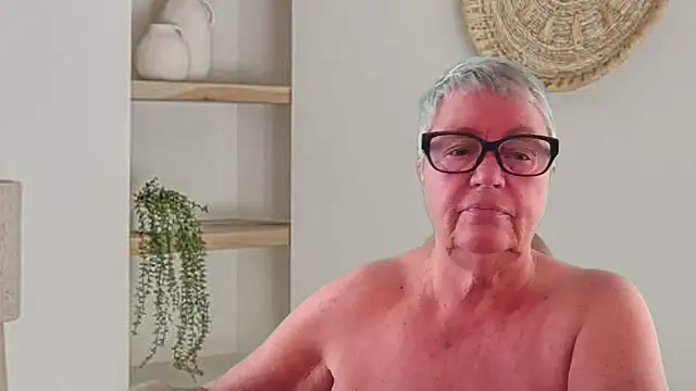 GrannyChrissy68 online show from 05/25/26, 09:10