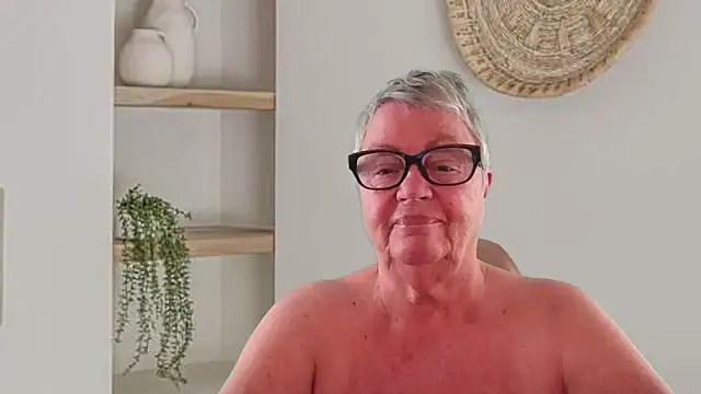 GrannyChrissy68 online show from 05/27/26, 12:46