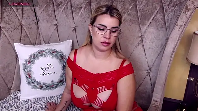 Snapshot of BustyGizelle chatting on 11/10/25, 06:45 BustyGizelle online show from 11/10/25, 06:45