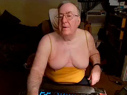 Snapshot of Toastir chatting on 12/17/24, 02:22 Toastir online show from 12/17/24, 02:22