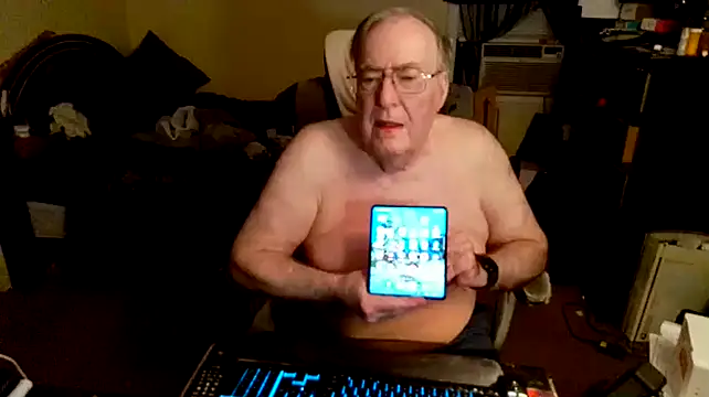 Snapshot of Toastir chatting on 12/21/24, 01:04 Toastir online show from 12/21/24, 01:04