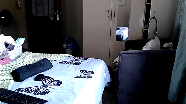 Snapshot of FitSelina66 chatting on 09/17/25, 11:12 FitSelina66 online show from 09/17/25, 11:12