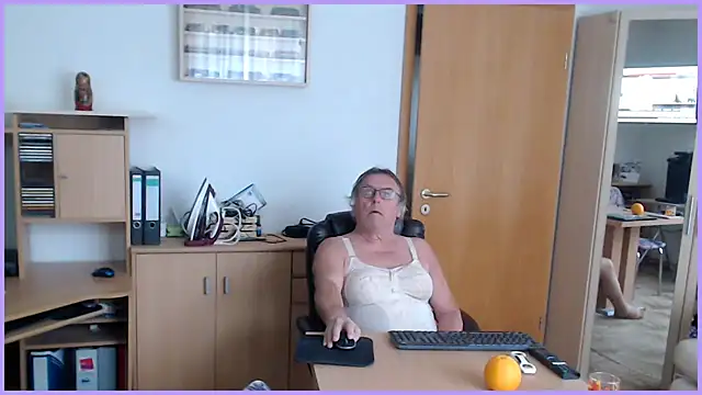Snapshot of Sissygera chatting on 10/12/25, 12:48 Sissygera online show from 10/12/25, 12:48
