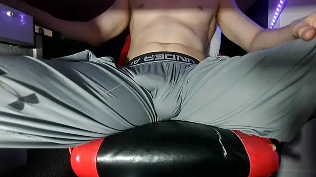 Snapshot of Dick_and_muscles chatting on 11/10/25, 02:21 Dick and muscles online show from 11/10/25, 02:21