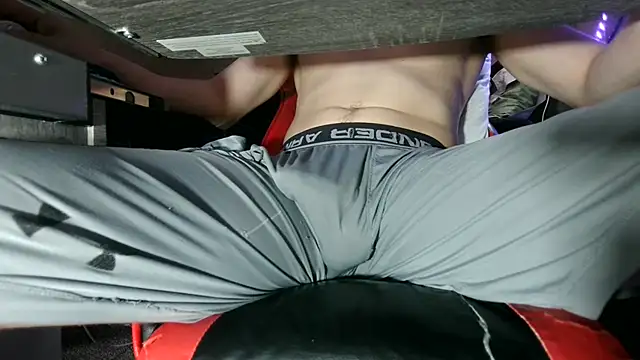 Snapshot of Dick_and_muscles chatting on 11/26/25, 04:02 Dick and muscles online show from 11/26/25, 04:02