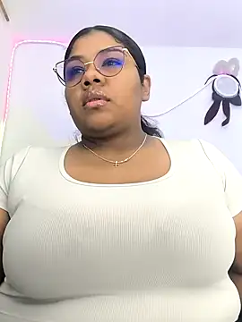 Snapshot of paola091 chatting on 11/28/25, 12:02 paola091 online show from 11/28/25, 12:02