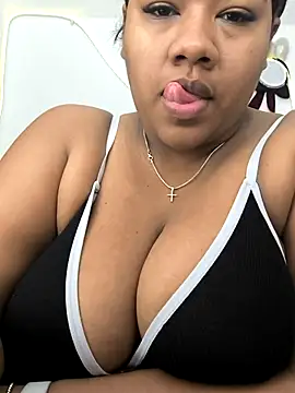 Snapshot of paola091 chatting on 12/02/25, 11:37 paola091 online show from 12/02/25, 11:37