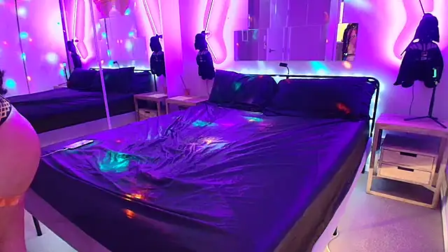 Snapshot of MikyFoxx chatting on 11/01/25, 04:14 MikyFoxx online show from 11/01/25, 04:14