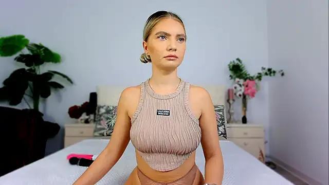 Snapshot of SashaRizz chatting on 10/13/25, 04:12 SashaRizz online show from 10/13/25, 04:12