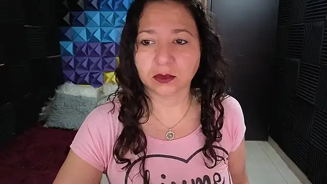 Snapshot of katifoxx chatting on 10/28/25, 02:31 katifoxx online show from 10/28/25, 02:31