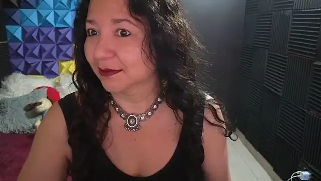 Snapshot of katifoxx chatting on 11/18/25, 04:11 katifoxx online show from 11/18/25, 04:11