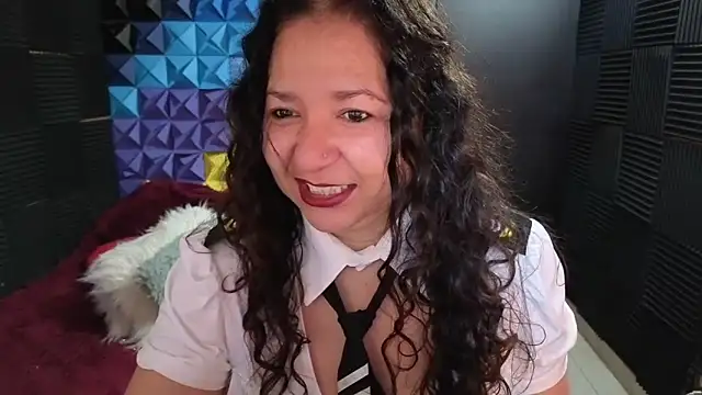 Snapshot of katifoxx chatting on 12/01/25, 02:33 katifoxx online show from 12/01/25, 02:33