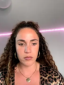 Clara-xoxo online show from 10/21/25, 02:18