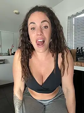 Snapshot of Clara-xoxo chatting on 11/28/25, 01:03 Clara-xoxo online show from 11/28/25, 01:03