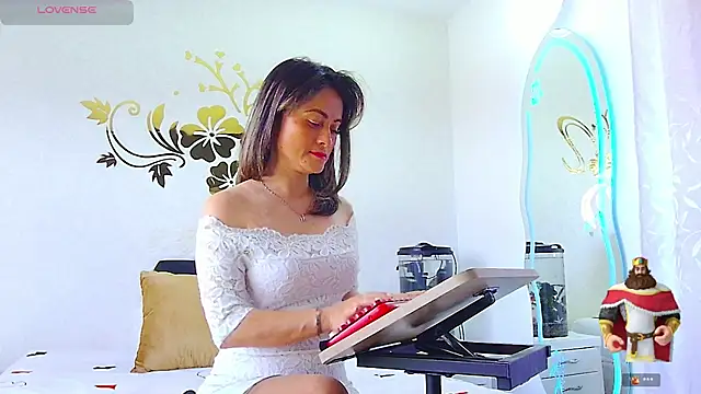 Snapshot of MarcelaFlores chatting on 07/27/26, 02:46 MarcelaFlores online show from 07/27/26, 02:46