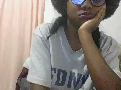 Snapshot of Hamie_sexy chatting on 10/15/25, 07:36 Hamie sexy online show from 10/15/25, 07:36