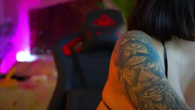 Snapshot of ambarEvans chatting on 12/31/24, 12:00 ambarEvans online show from 12/31/24, 12:00