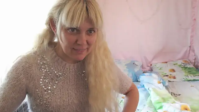 Snapshot of SunnySylvia chatting on 11/22/25, 12:48 SunnySylvia online show from 11/22/25, 12:48