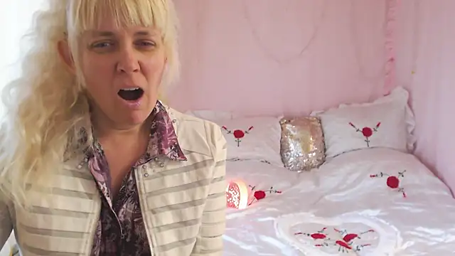 Snapshot of SunnySylvia chatting on 11/28/25, 07:11 SunnySylvia online show from 11/28/25, 07:11