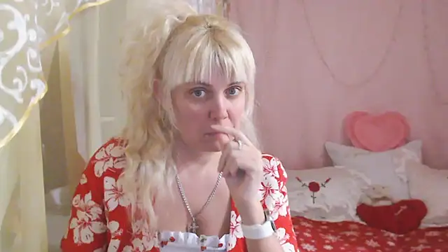 Snapshot of SunnySylvia chatting on 12/15/25, 04:11 SunnySylvia online show from 12/15/25, 04:11