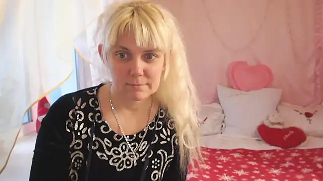 Snapshot of SunnySylvia chatting on 12/18/25, 06:30 SunnySylvia online show from 12/18/25, 06:30