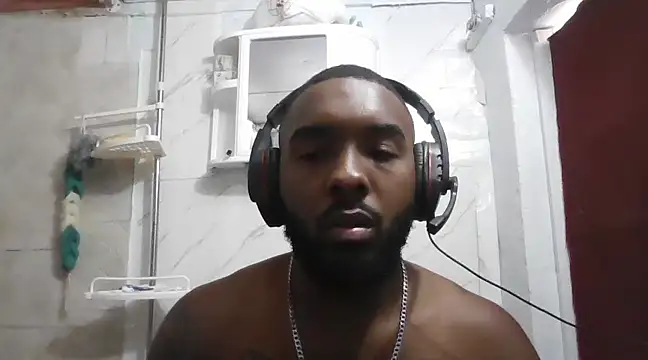 Snapshot of livepro chatting on 12/31/24, 12:46 livepro online show from 12/31/24, 12:46