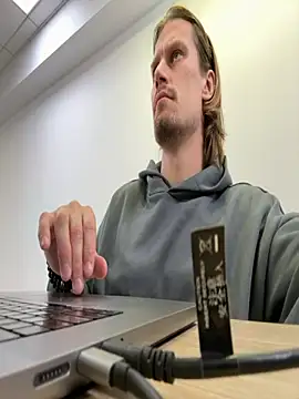 Snapshot of fmodel chatting on 11/25/25, 12:49 fmodel online show from 11/25/25, 12:49