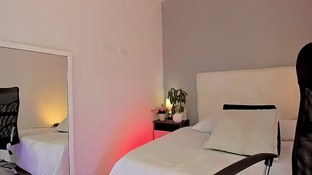 Snapshot of NataliaBuiles chatting on 10/15/25, 04:18 NataliaBuiles online show from 10/15/25, 04:18