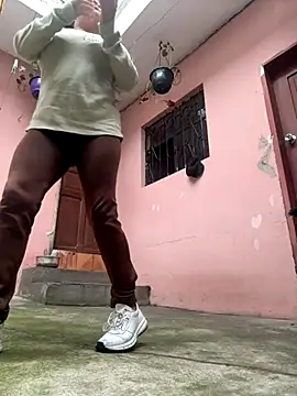 Snapshot of latinfemale chatting on 11/01/25, 06:10 latinfemale online show from 11/01/25, 06:10