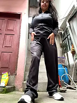 Snapshot of latinfemale chatting on 11/13/25, 04:28 latinfemale online show from 11/13/25, 04:28