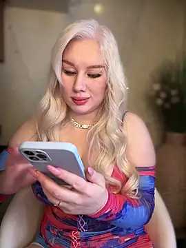 LaraHollywood online show from 10/04/25, 06:11