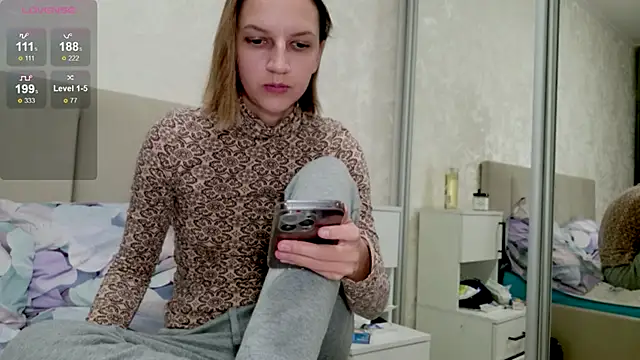 Snapshot of Alisa-w chatting on 11/17/25, 02:01 Alisa-w online show from 11/17/25, 02:01