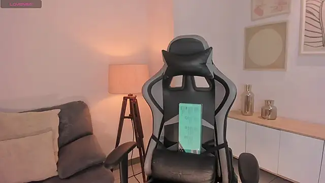 Snapshot of EllaClark chatting on 10/03/25, 06:27 EllaClark online show from 10/03/25, 06:27