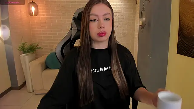 Snapshot of EllaClark chatting on 10/19/25, 11:00 EllaClark online show from 10/19/25, 11:00