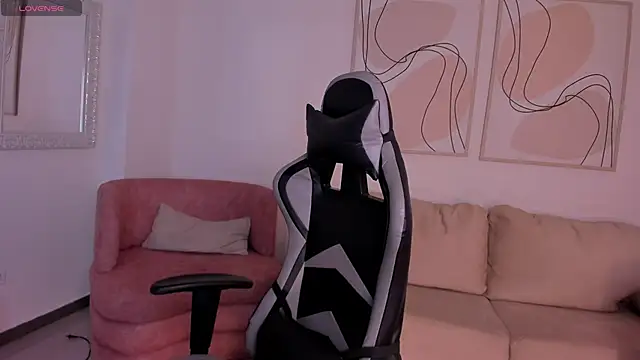 Snapshot of EllaClark chatting on 10/20/25, 03:56 EllaClark online show from 10/20/25, 03:56