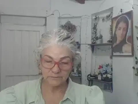 Snapshot of FunnyGrandma chatting on 09/16/25, 02:01 FunnyGrandma online show from 09/16/25, 02:01