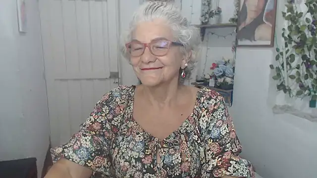 Snapshot of FunnyGrandma chatting on 09/18/25, 01:40 FunnyGrandma online show from 09/18/25, 01:40