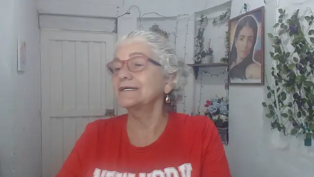 Snapshot of FunnyGrandma chatting on 09/19/25, 02:13 FunnyGrandma online show from 09/19/25, 02:13