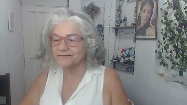 Snapshot of FunnyGrandma chatting on 09/20/25, 04:02 FunnyGrandma online show from 09/20/25, 04:02