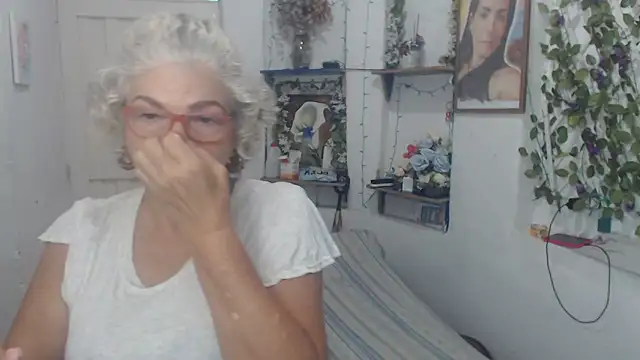 Snapshot of FunnyGrandma chatting on 09/26/25, 05:39 FunnyGrandma online show from 09/26/25, 05:39