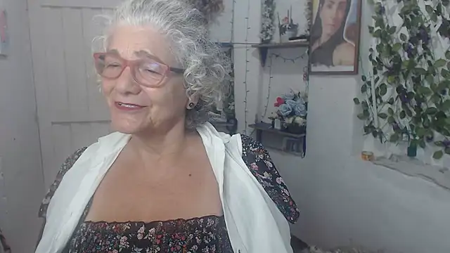 Snapshot of FunnyGrandma chatting on 10/02/25, 01:01 FunnyGrandma online show from 10/02/25, 01:01