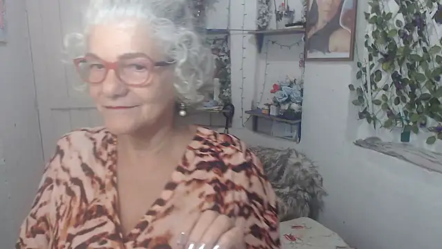 Snapshot of FunnyGrandma chatting on 10/09/25, 12:30 FunnyGrandma online show from 10/09/25, 12:30