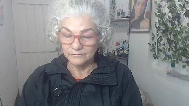 Snapshot of FunnyGrandma chatting on 10/16/25, 02:12 FunnyGrandma online show from 10/16/25, 02:12