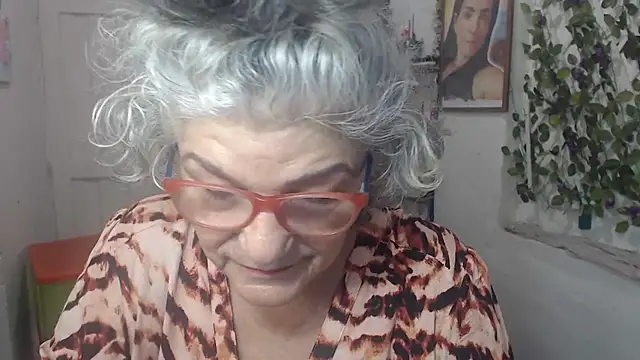 Snapshot of FunnyGrandma chatting on 10/16/25, 06:53 FunnyGrandma online show from 10/16/25, 06:53