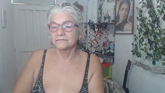 Snapshot of FunnyGrandma chatting on 10/20/25, 03:45 FunnyGrandma online show from 10/20/25, 03:45